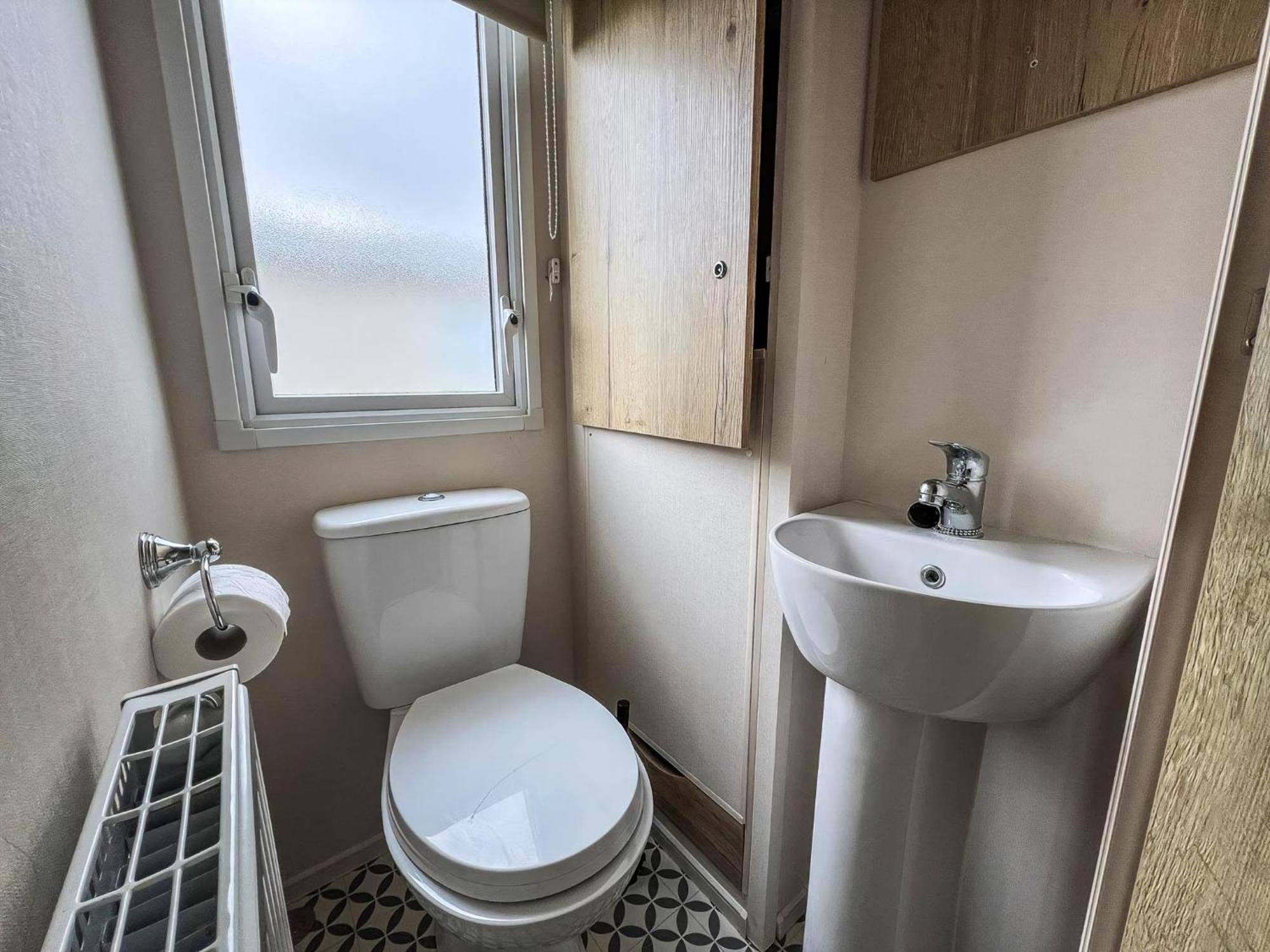 Homely 8 Berth Caravan At Dovercourt Holiday Park, Essex Ref 44201H Great Oakley  Esterno foto