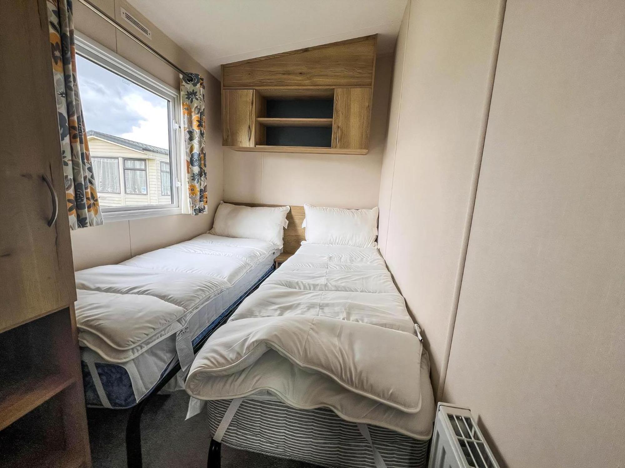 Homely 8 Berth Caravan At Dovercourt Holiday Park, Essex Ref 44201H Great Oakley  Esterno foto