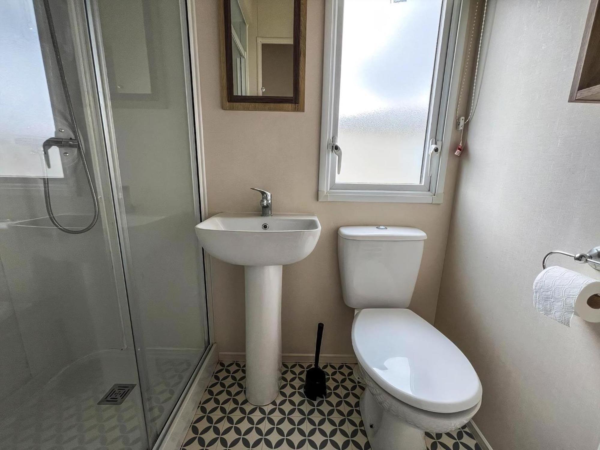 Homely 8 Berth Caravan At Dovercourt Holiday Park, Essex Ref 44201H Great Oakley  Esterno foto