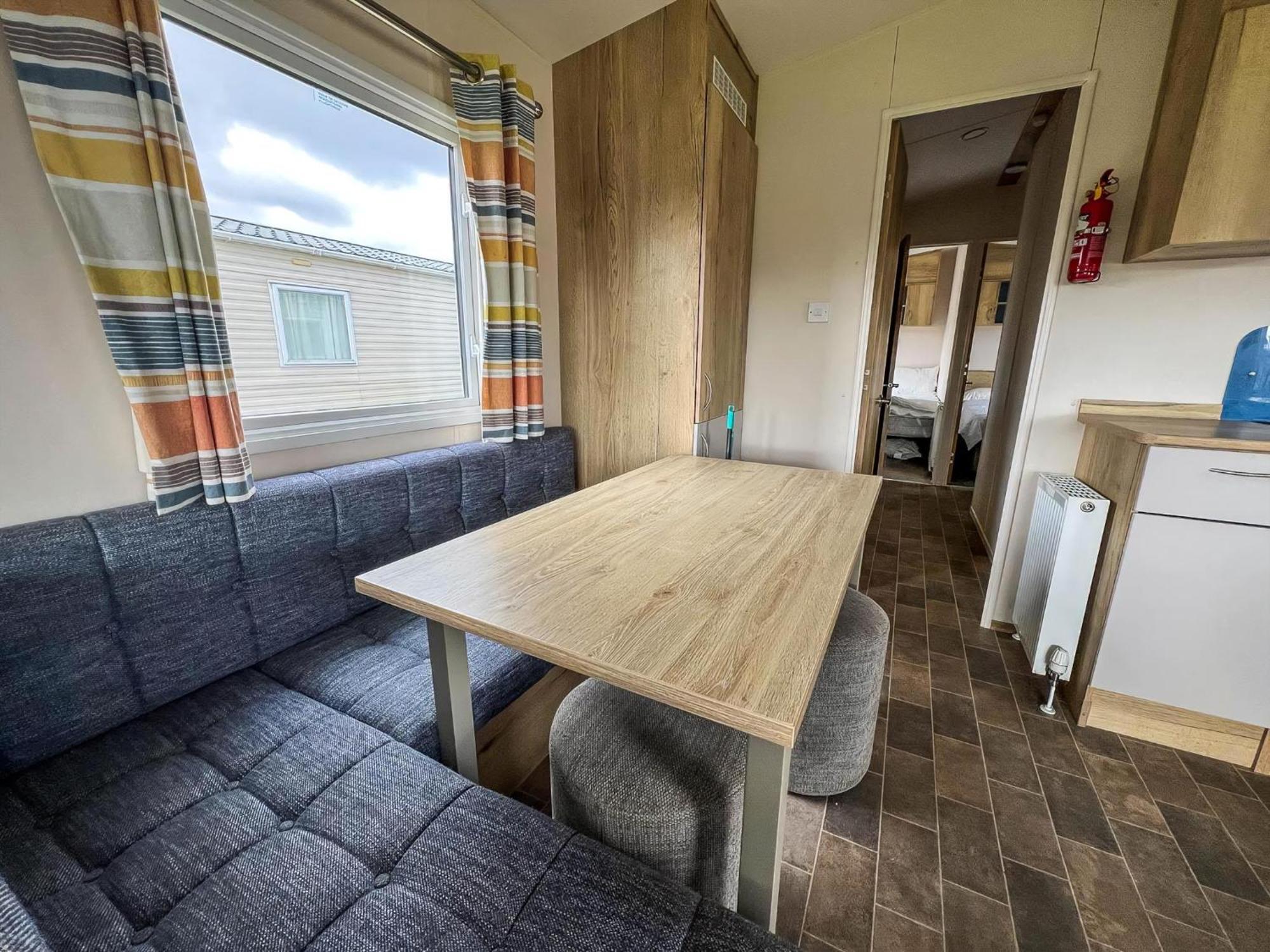 Homely 8 Berth Caravan At Dovercourt Holiday Park, Essex Ref 44201H Great Oakley  Esterno foto